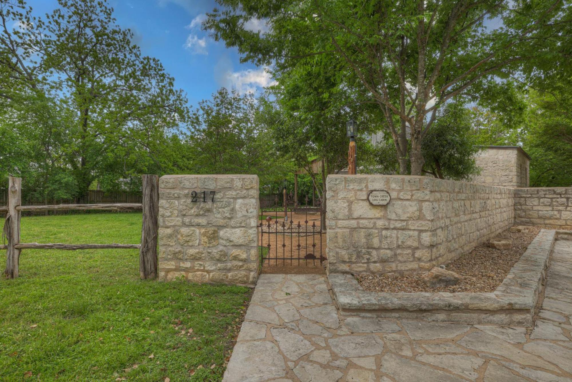 Town Creek Cabin Walk To Main St Villa Fredericksburg Exteriör bild